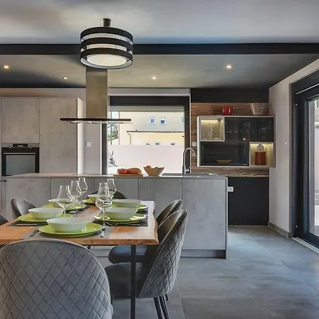 Christine Villa Valbandon