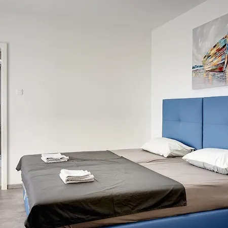 Christine Βίλα *