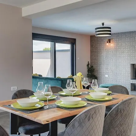 Christine Βίλα Valbandon