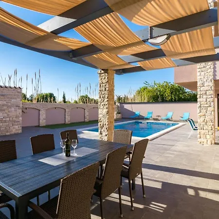 Christine Villa Valbandon