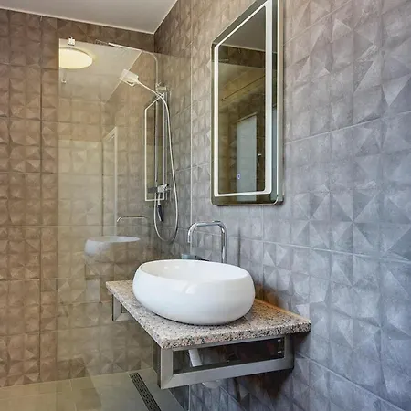 Christine Βίλα Valbandon