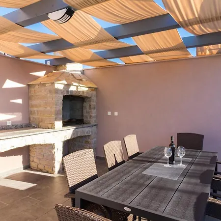 Christine Willa Valbandon